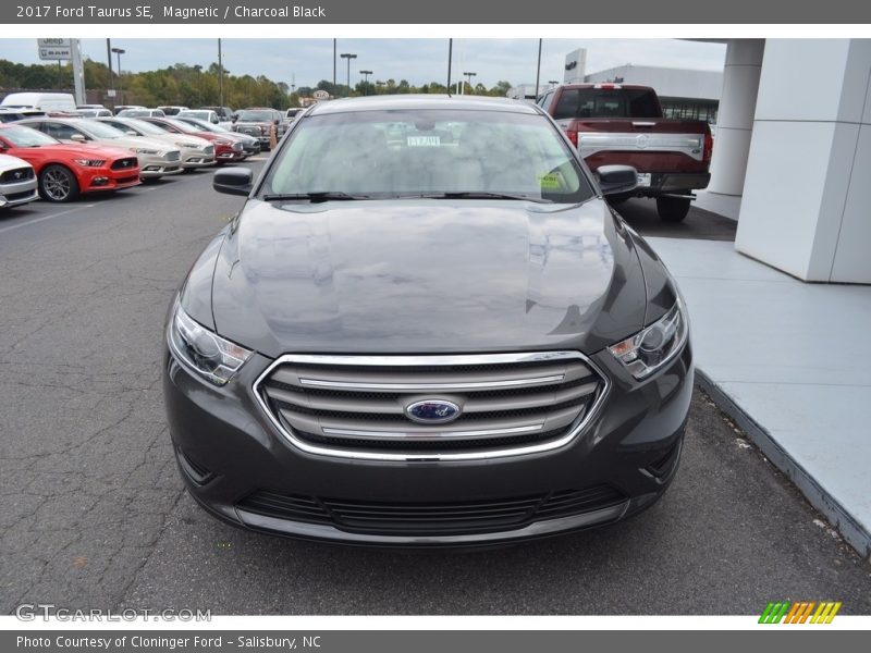 Magnetic / Charcoal Black 2017 Ford Taurus SE