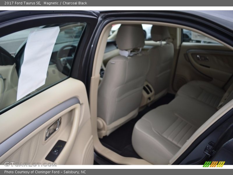 Magnetic / Charcoal Black 2017 Ford Taurus SE