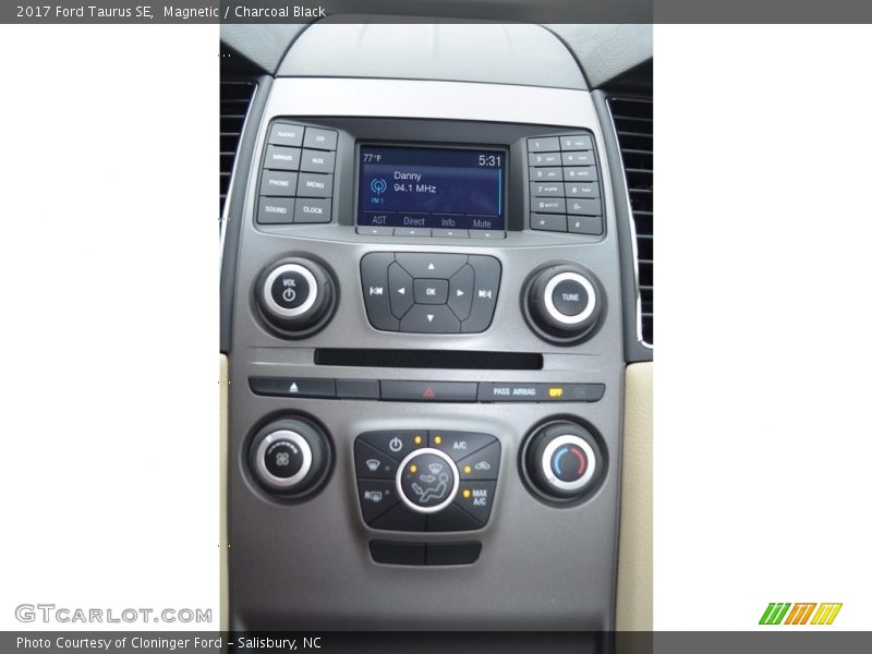 Magnetic / Charcoal Black 2017 Ford Taurus SE