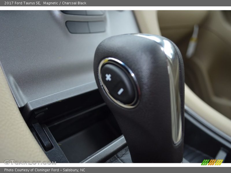 Magnetic / Charcoal Black 2017 Ford Taurus SE
