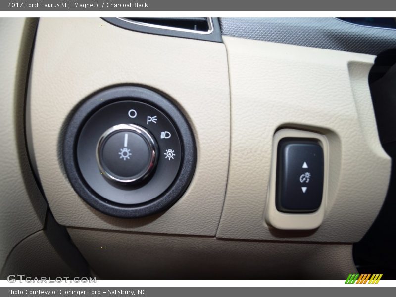 Magnetic / Charcoal Black 2017 Ford Taurus SE