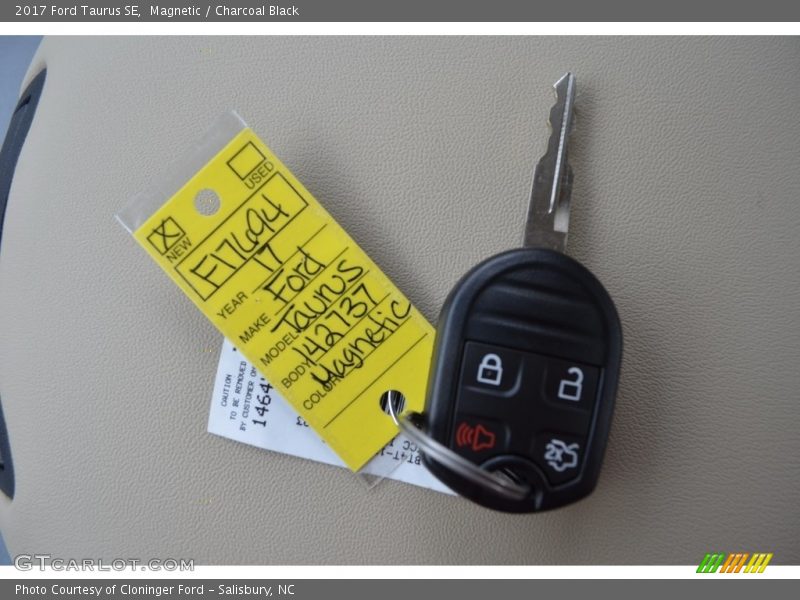 Magnetic / Charcoal Black 2017 Ford Taurus SE
