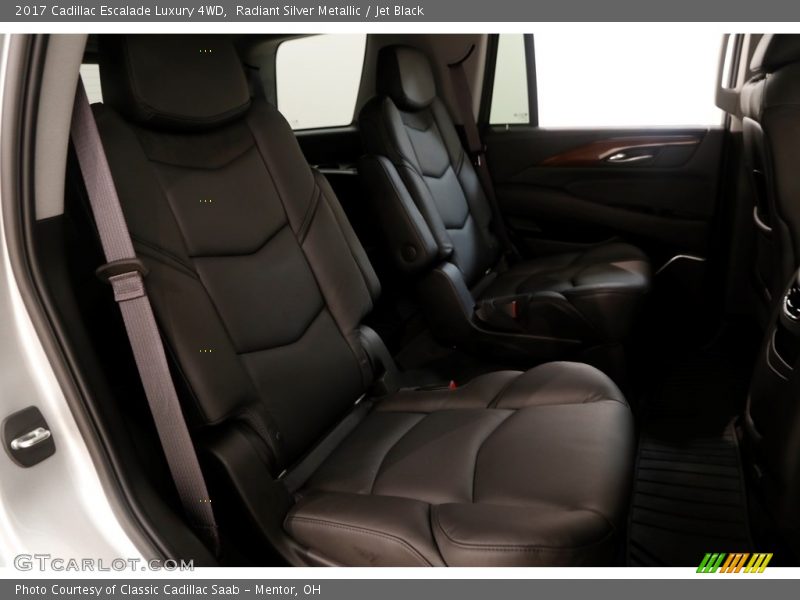 Radiant Silver Metallic / Jet Black 2017 Cadillac Escalade Luxury 4WD