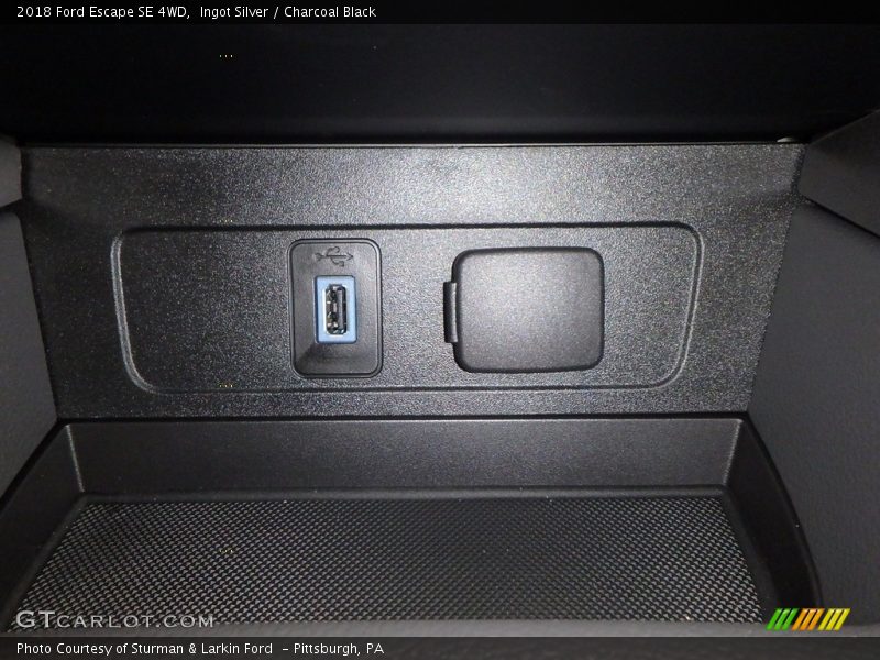 Ingot Silver / Charcoal Black 2018 Ford Escape SE 4WD