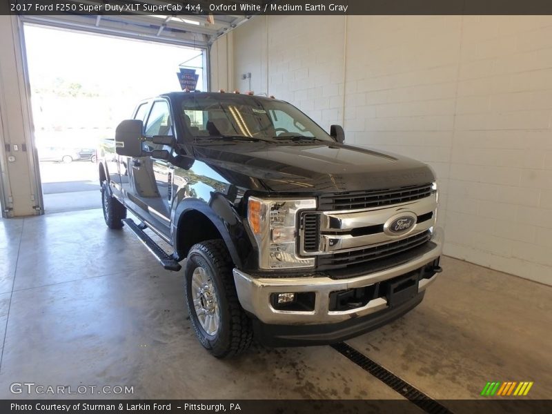 Oxford White / Medium Earth Gray 2017 Ford F250 Super Duty XLT SuperCab 4x4