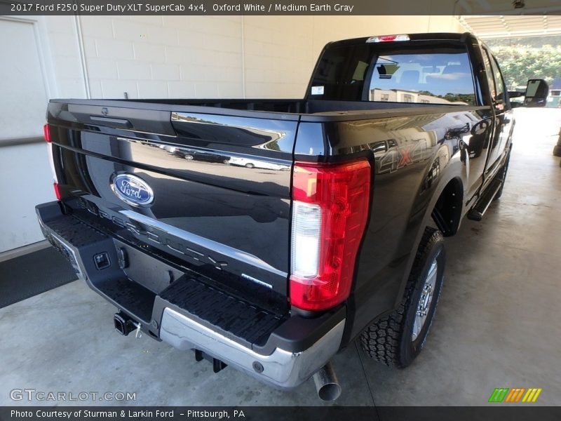Oxford White / Medium Earth Gray 2017 Ford F250 Super Duty XLT SuperCab 4x4
