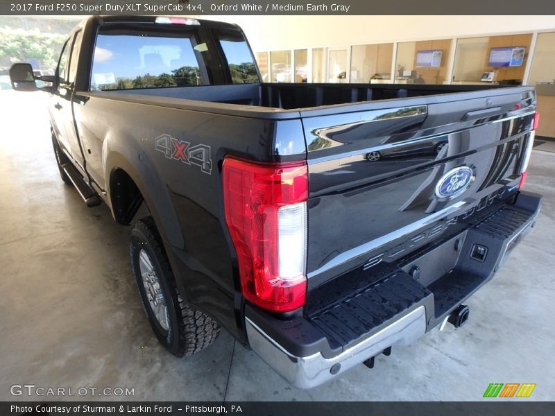 Oxford White / Medium Earth Gray 2017 Ford F250 Super Duty XLT SuperCab 4x4