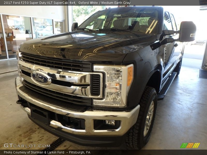 Oxford White / Medium Earth Gray 2017 Ford F250 Super Duty XLT SuperCab 4x4