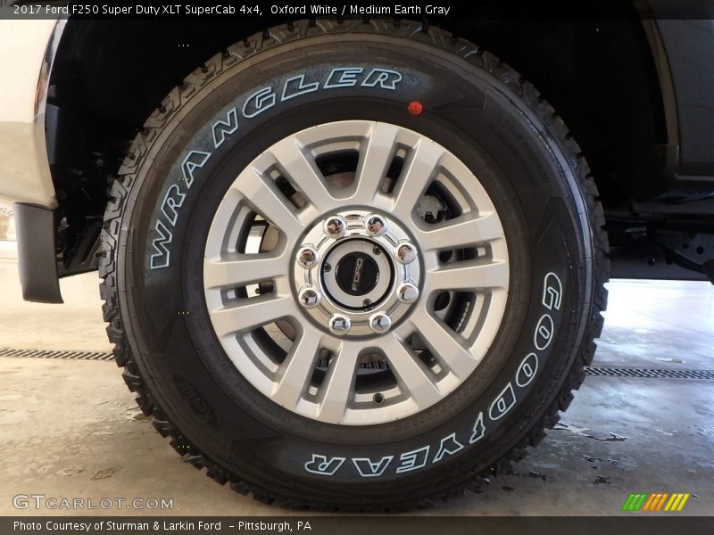 Oxford White / Medium Earth Gray 2017 Ford F250 Super Duty XLT SuperCab 4x4