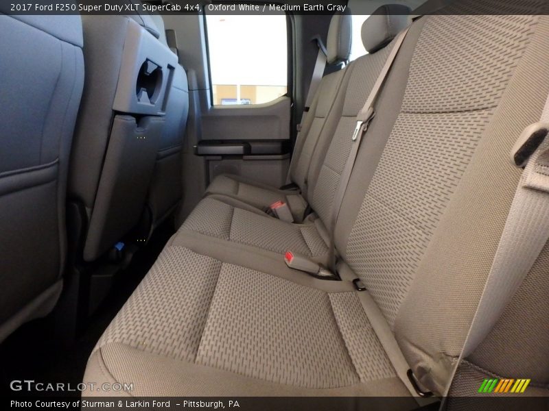 Oxford White / Medium Earth Gray 2017 Ford F250 Super Duty XLT SuperCab 4x4