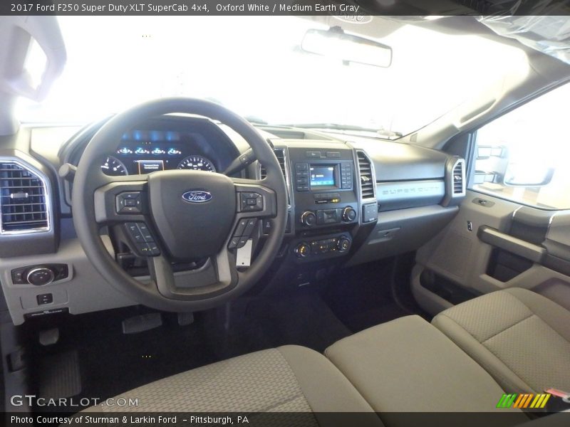 Oxford White / Medium Earth Gray 2017 Ford F250 Super Duty XLT SuperCab 4x4