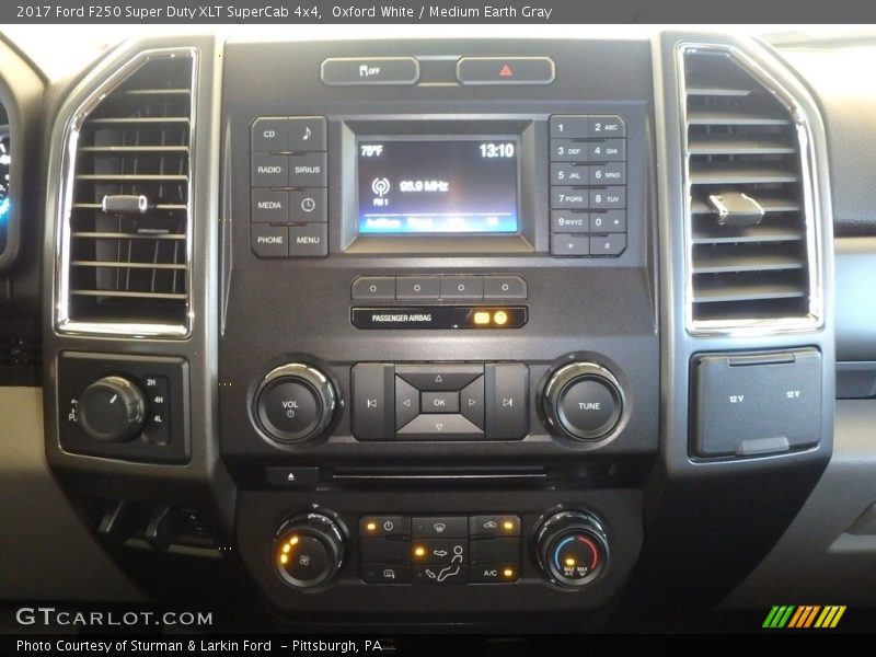 Oxford White / Medium Earth Gray 2017 Ford F250 Super Duty XLT SuperCab 4x4
