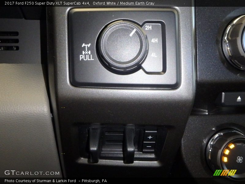 Oxford White / Medium Earth Gray 2017 Ford F250 Super Duty XLT SuperCab 4x4