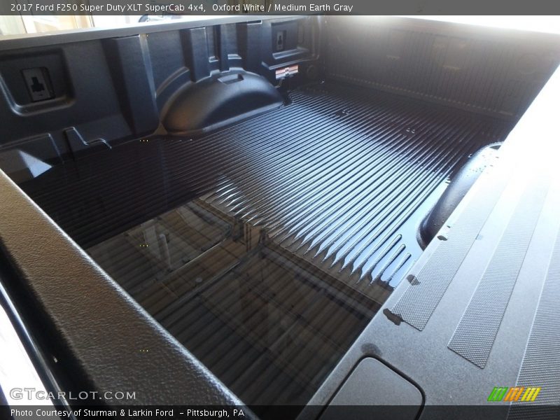 Oxford White / Medium Earth Gray 2017 Ford F250 Super Duty XLT SuperCab 4x4