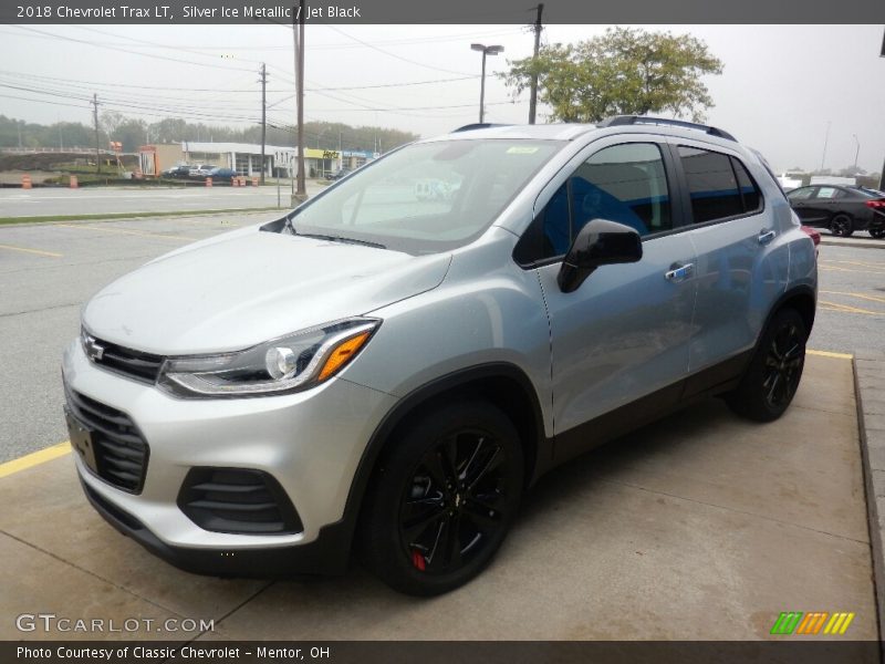 Front 3/4 View of 2018 Trax LT