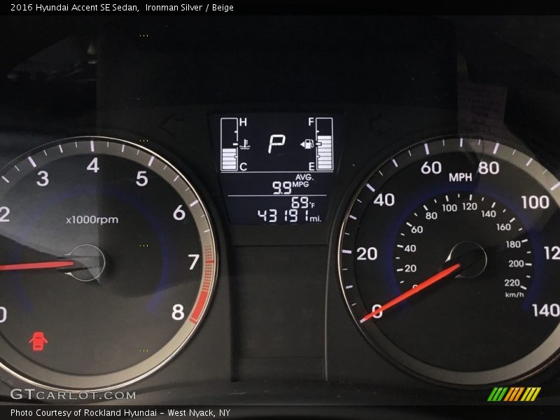Ironman Silver / Beige 2016 Hyundai Accent SE Sedan