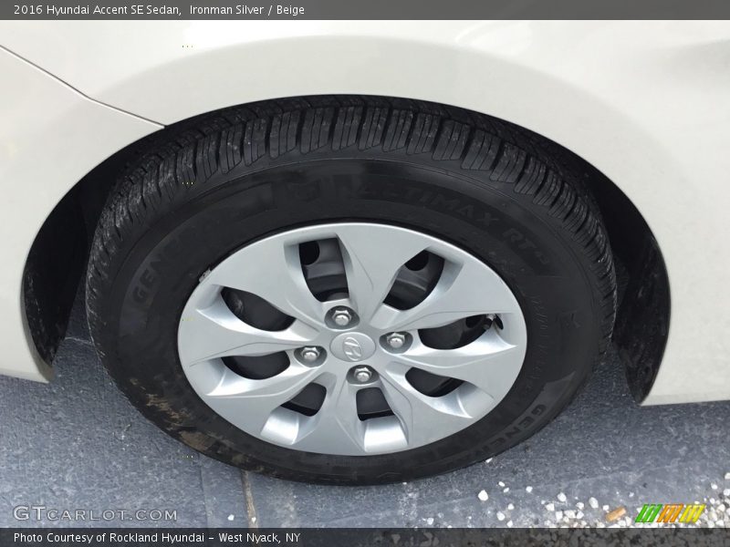 Ironman Silver / Beige 2016 Hyundai Accent SE Sedan