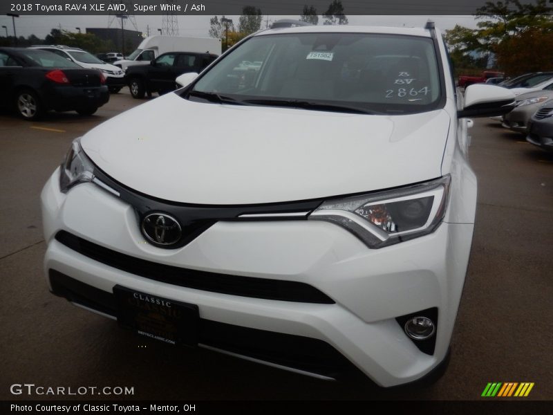 Super White / Ash 2018 Toyota RAV4 XLE AWD