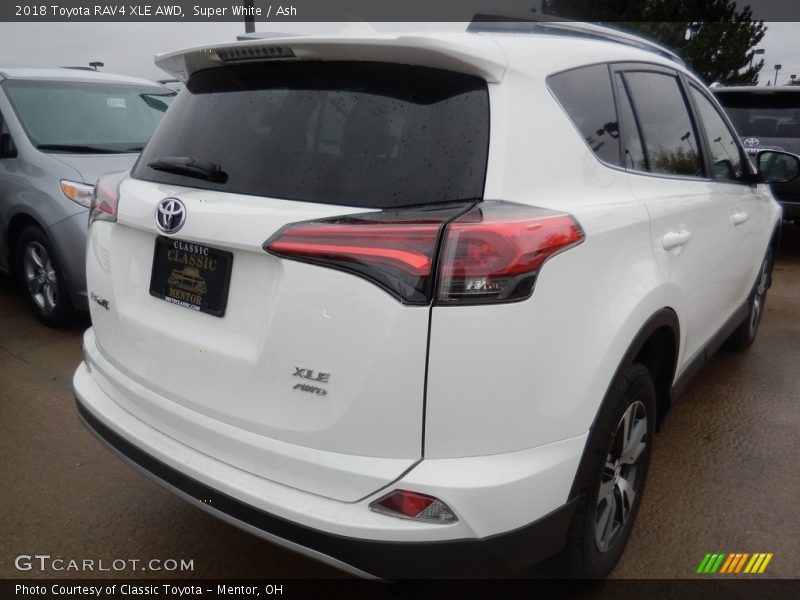 Super White / Ash 2018 Toyota RAV4 XLE AWD
