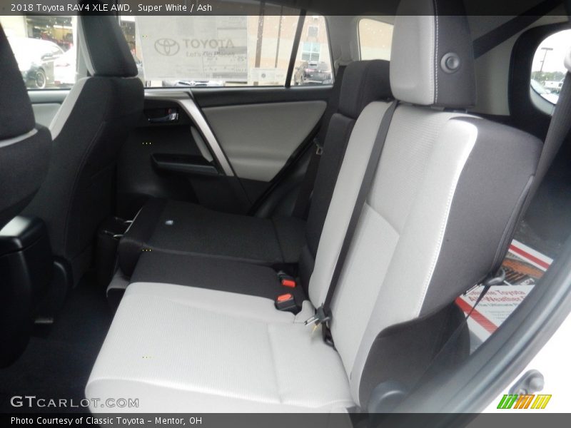 Super White / Ash 2018 Toyota RAV4 XLE AWD