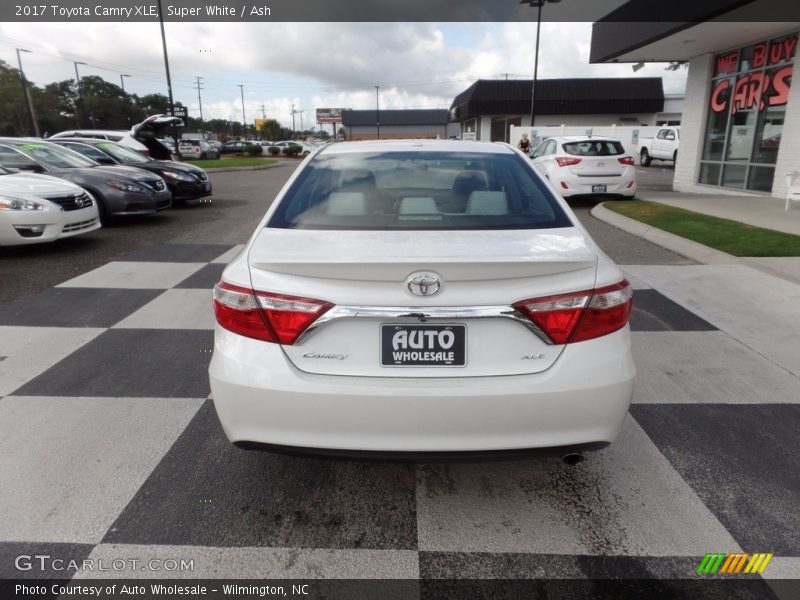 Super White / Ash 2017 Toyota Camry XLE