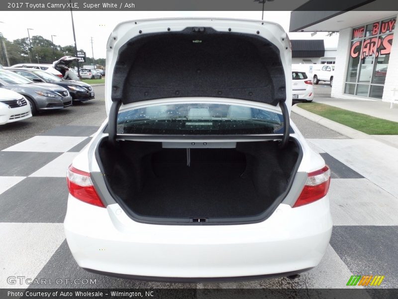 Super White / Ash 2017 Toyota Camry XLE