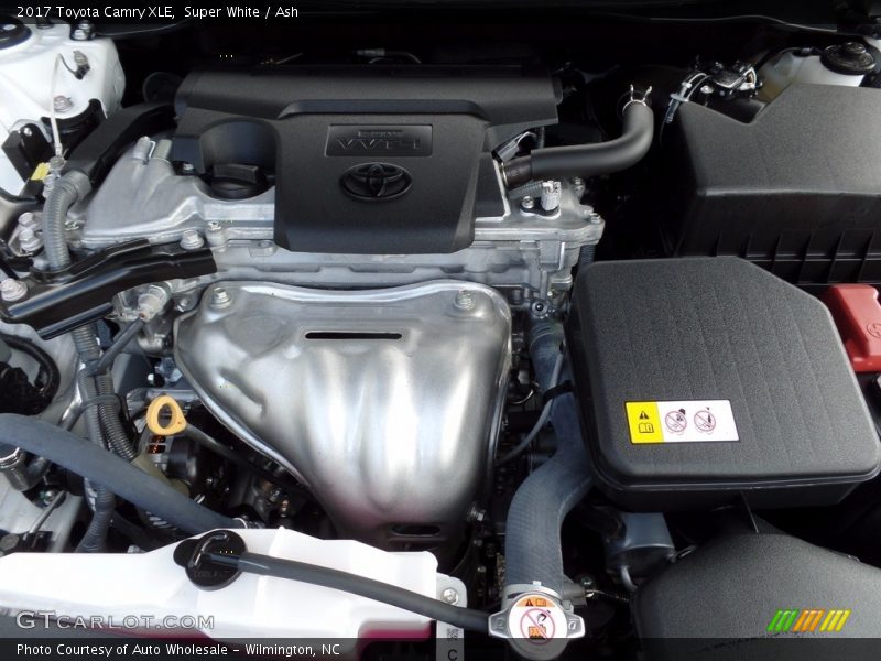 Super White / Ash 2017 Toyota Camry XLE