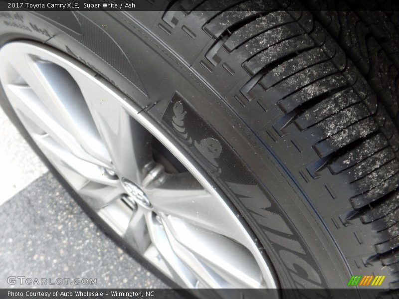 Super White / Ash 2017 Toyota Camry XLE