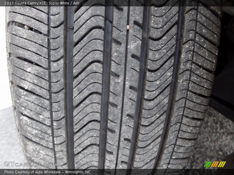 Super White / Ash 2017 Toyota Camry XLE