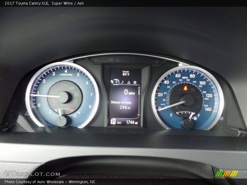 Super White / Ash 2017 Toyota Camry XLE