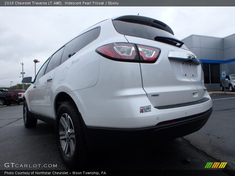 Iridescent Pearl Tricoat / Ebony 2016 Chevrolet Traverse LT AWD