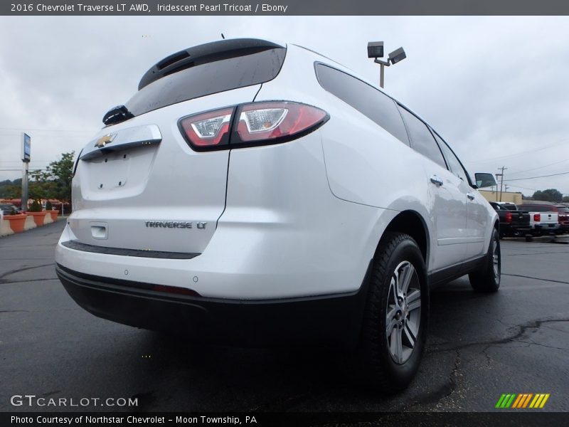 Iridescent Pearl Tricoat / Ebony 2016 Chevrolet Traverse LT AWD