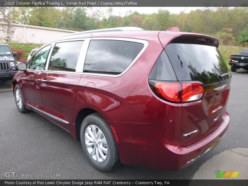 Velvet Red Pearl / Cognac/Alloy/Toffee 2018 Chrysler Pacifica Touring L