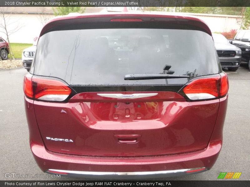 Velvet Red Pearl / Cognac/Alloy/Toffee 2018 Chrysler Pacifica Touring L