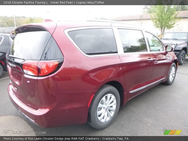 Velvet Red Pearl / Cognac/Alloy/Toffee 2018 Chrysler Pacifica Touring L