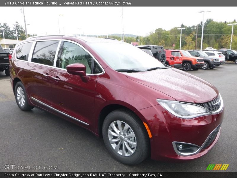 Front 3/4 View of 2018 Pacifica Touring L