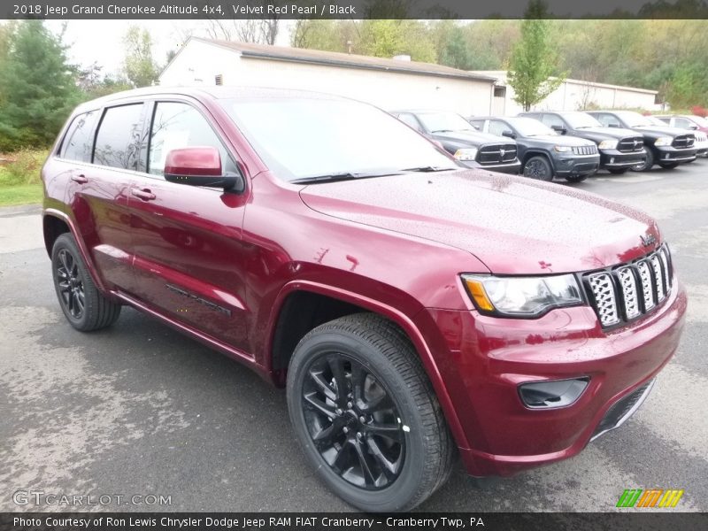 Front 3/4 View of 2018 Grand Cherokee Altitude 4x4