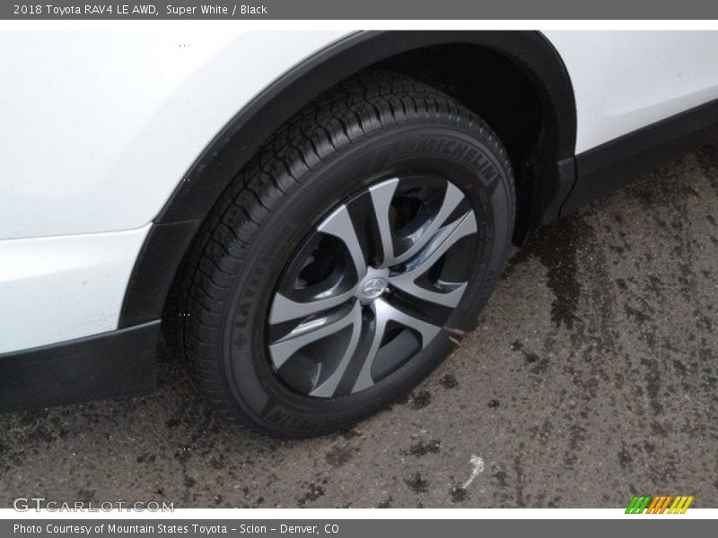 Super White / Black 2018 Toyota RAV4 LE AWD