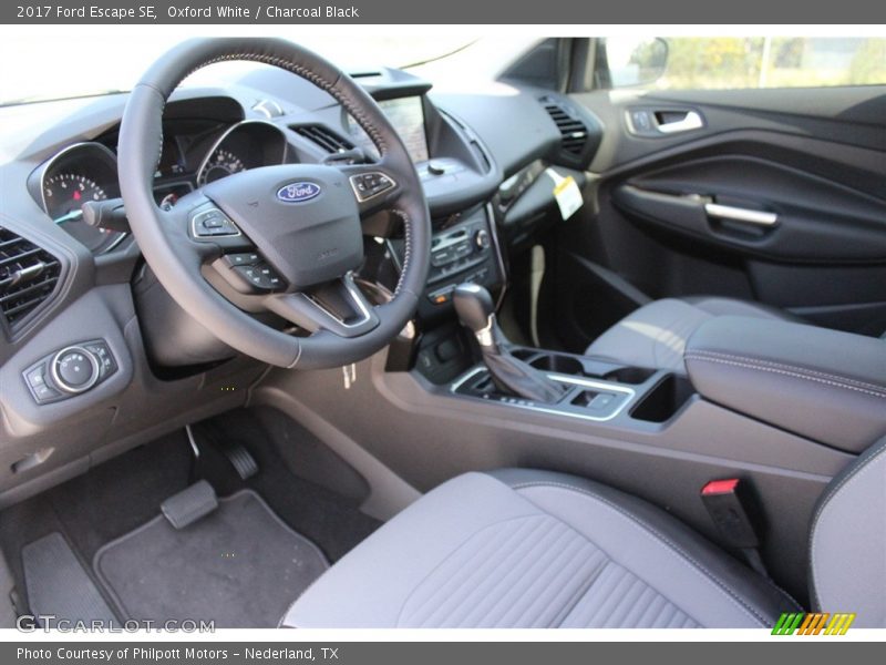Oxford White / Charcoal Black 2017 Ford Escape SE