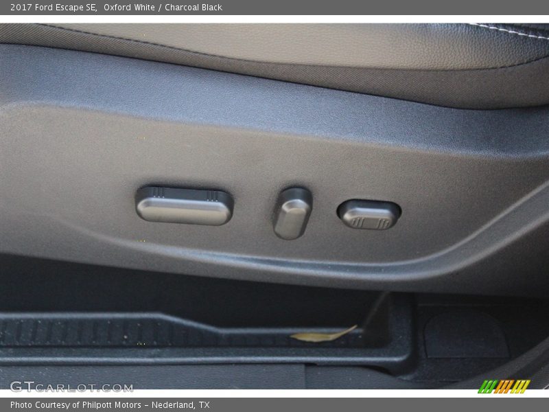 Oxford White / Charcoal Black 2017 Ford Escape SE