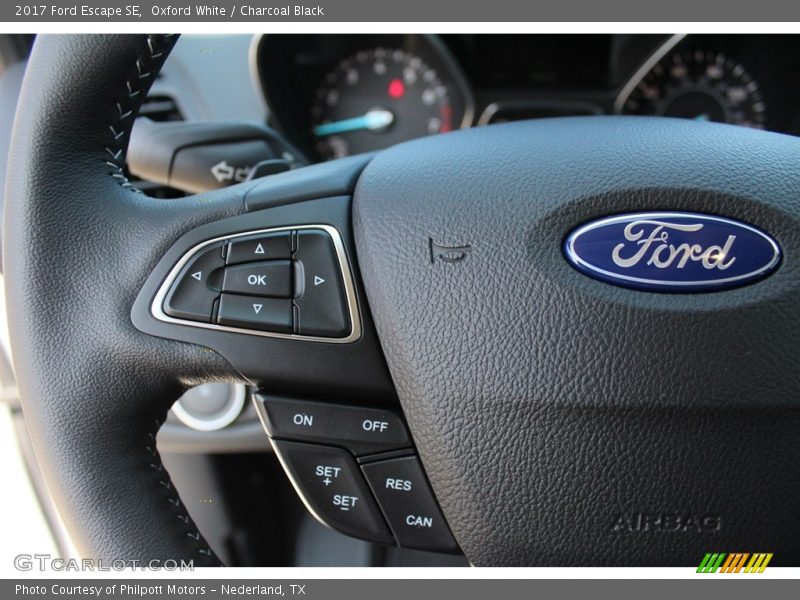 Oxford White / Charcoal Black 2017 Ford Escape SE