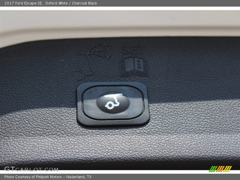 Oxford White / Charcoal Black 2017 Ford Escape SE