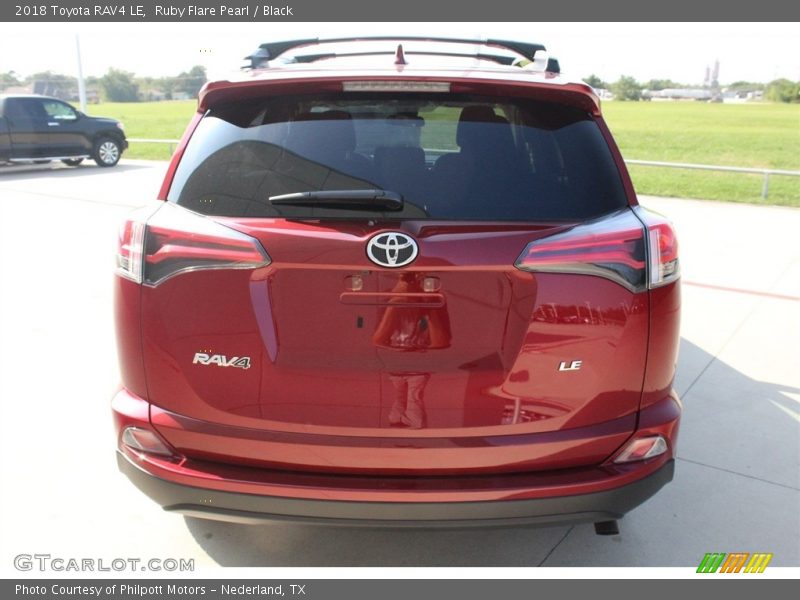 Ruby Flare Pearl / Black 2018 Toyota RAV4 LE