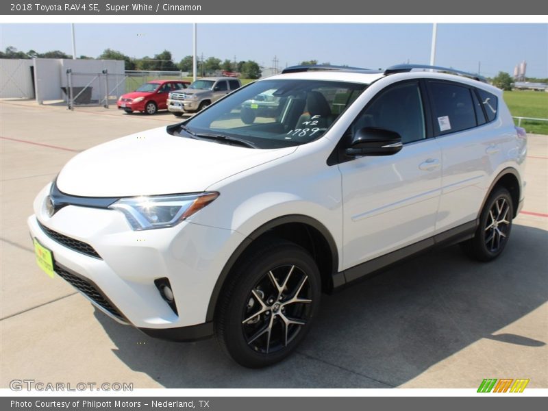 Super White / Cinnamon 2018 Toyota RAV4 SE