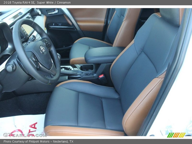 Super White / Cinnamon 2018 Toyota RAV4 SE