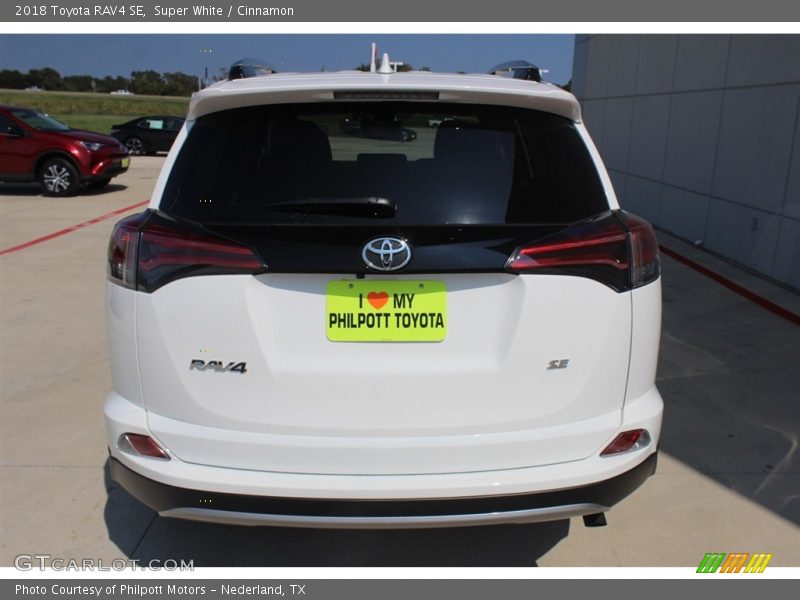 Super White / Cinnamon 2018 Toyota RAV4 SE