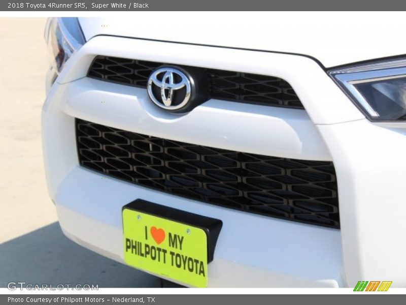 Super White / Black 2018 Toyota 4Runner SR5