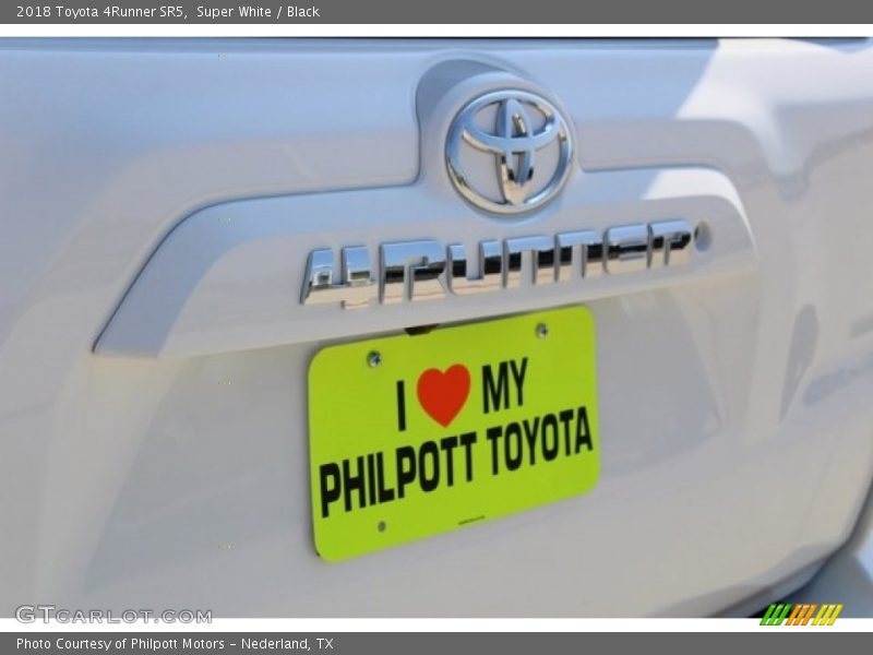 Super White / Black 2018 Toyota 4Runner SR5