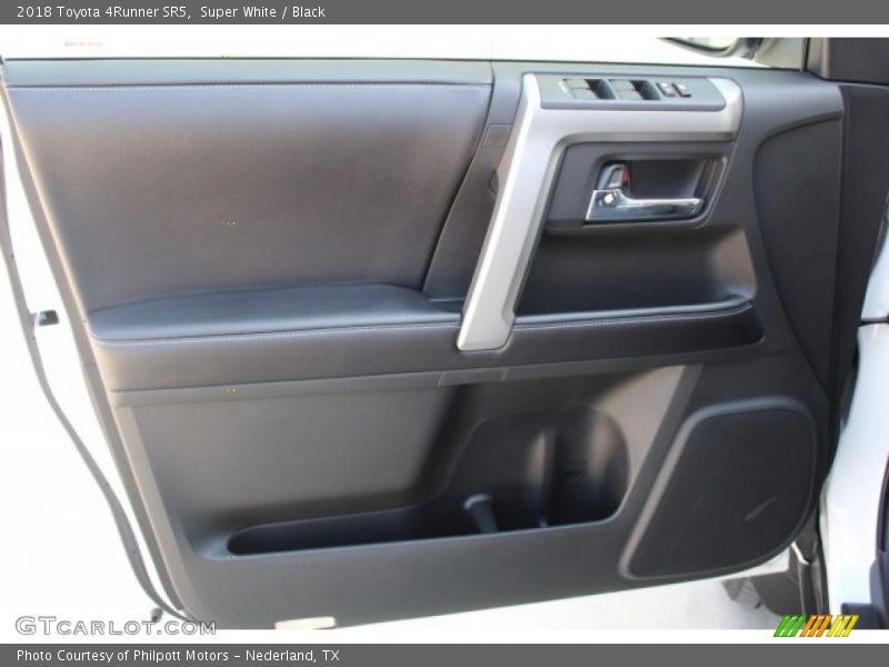 Super White / Black 2018 Toyota 4Runner SR5