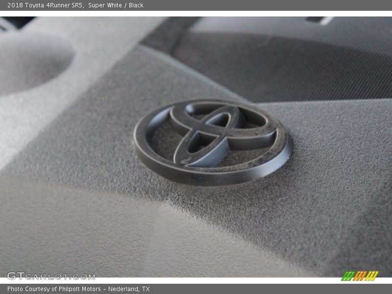Super White / Black 2018 Toyota 4Runner SR5